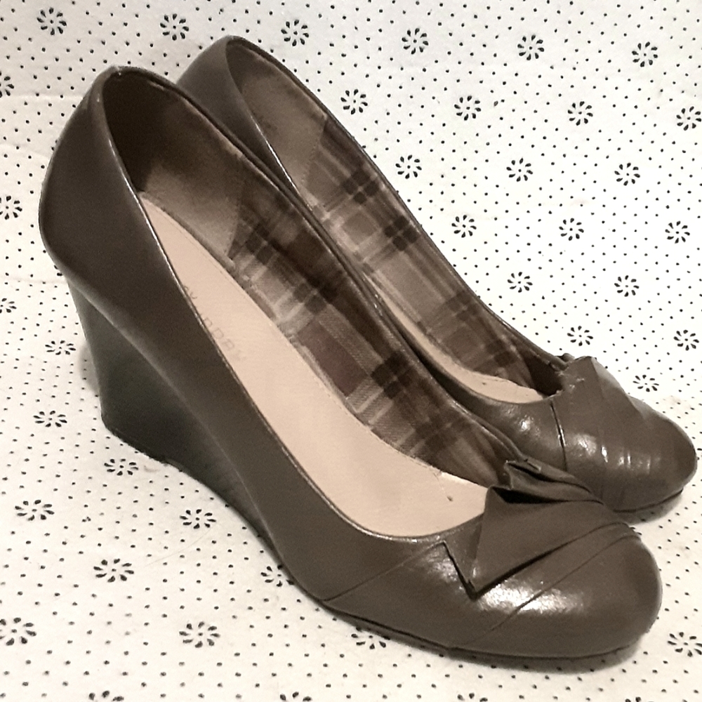 CL by Laundry pump wedge Heels